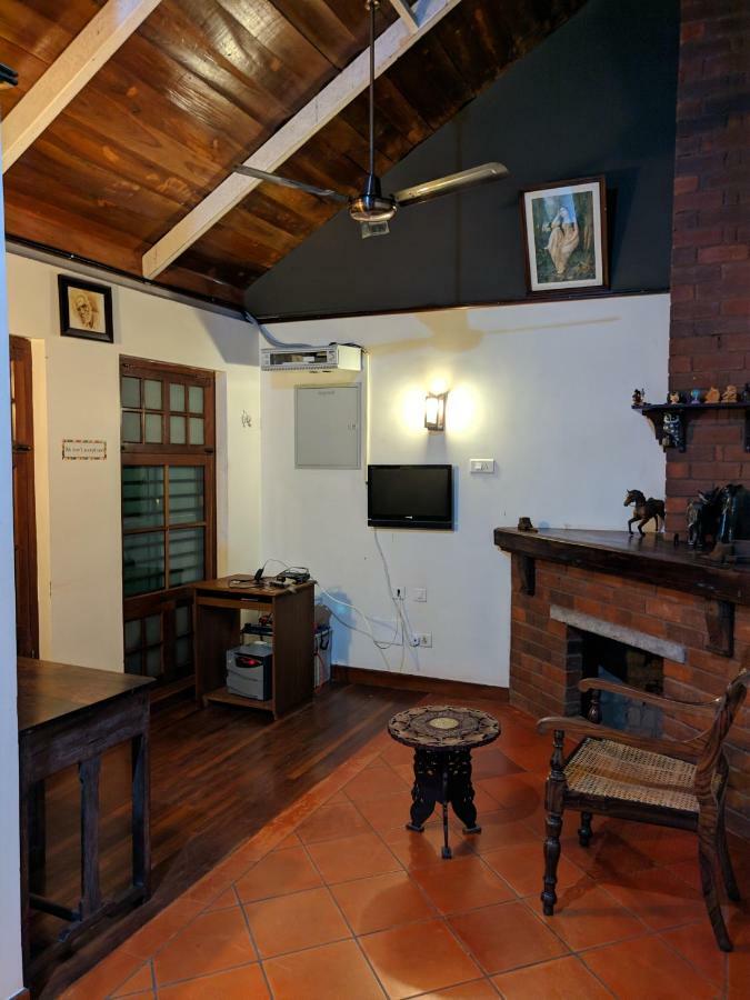 Adri Chembra Hostel Meppādi Buitenkant foto